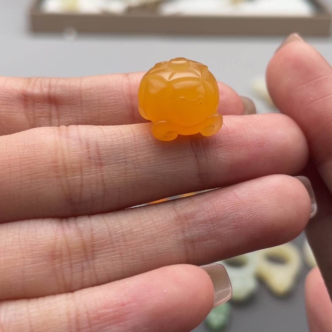 石英质玉（黄龙玉）颈饰合金瞳