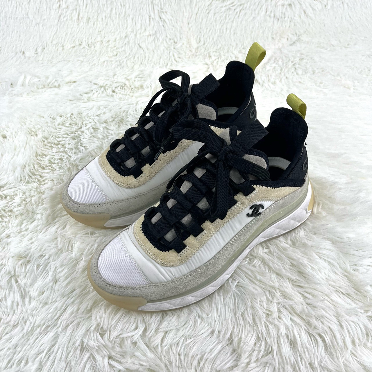 99新 Chanel/香奈儿 黑白麂皮双C气垫运动鞋 35.5码 咩