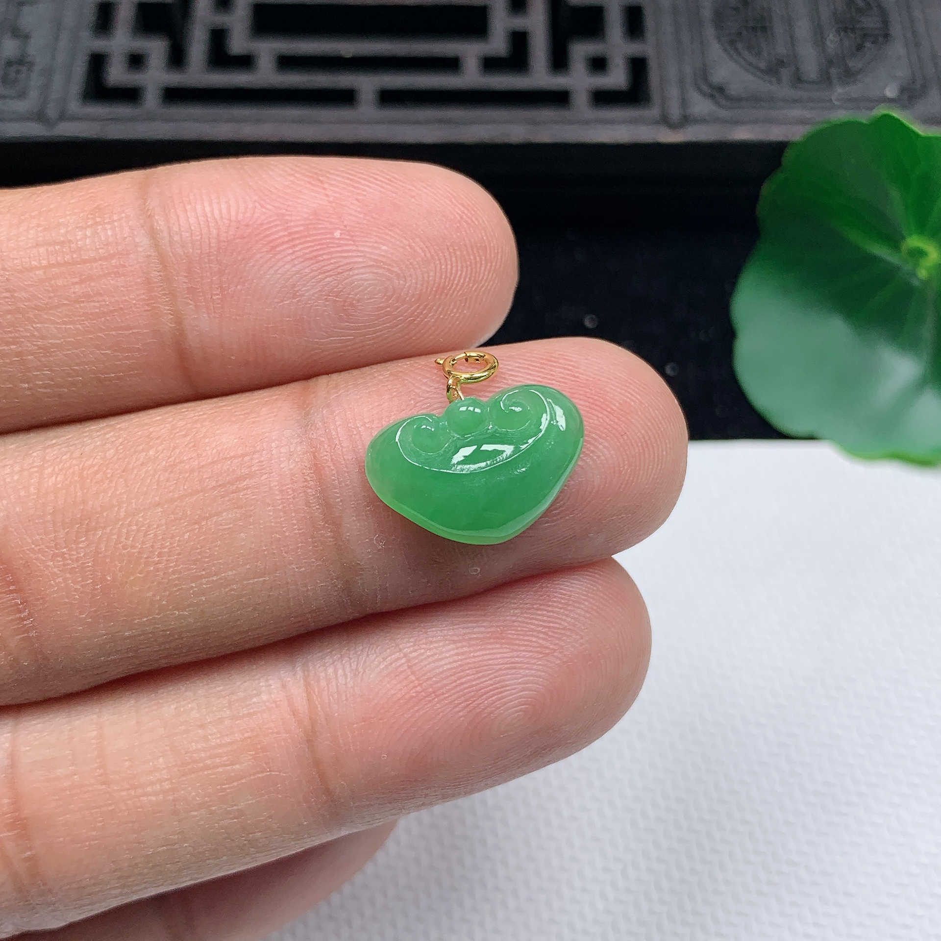 缅甸天然翡翠A货18K金扣精美甜绿如意小吊坠尺寸10.1*15.1*3.3mm