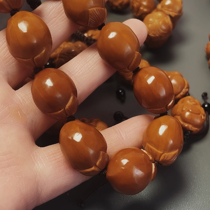 寿桃，橄榄核雕刻