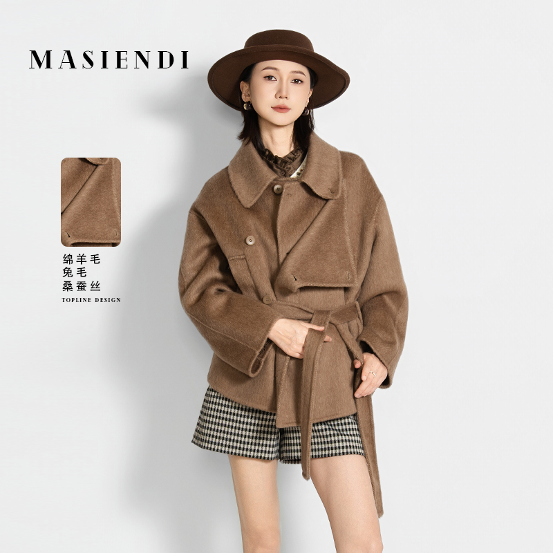 MASIENDI/玛丝恩迪秋冬翻领双排短款时尚设计感大衣430678