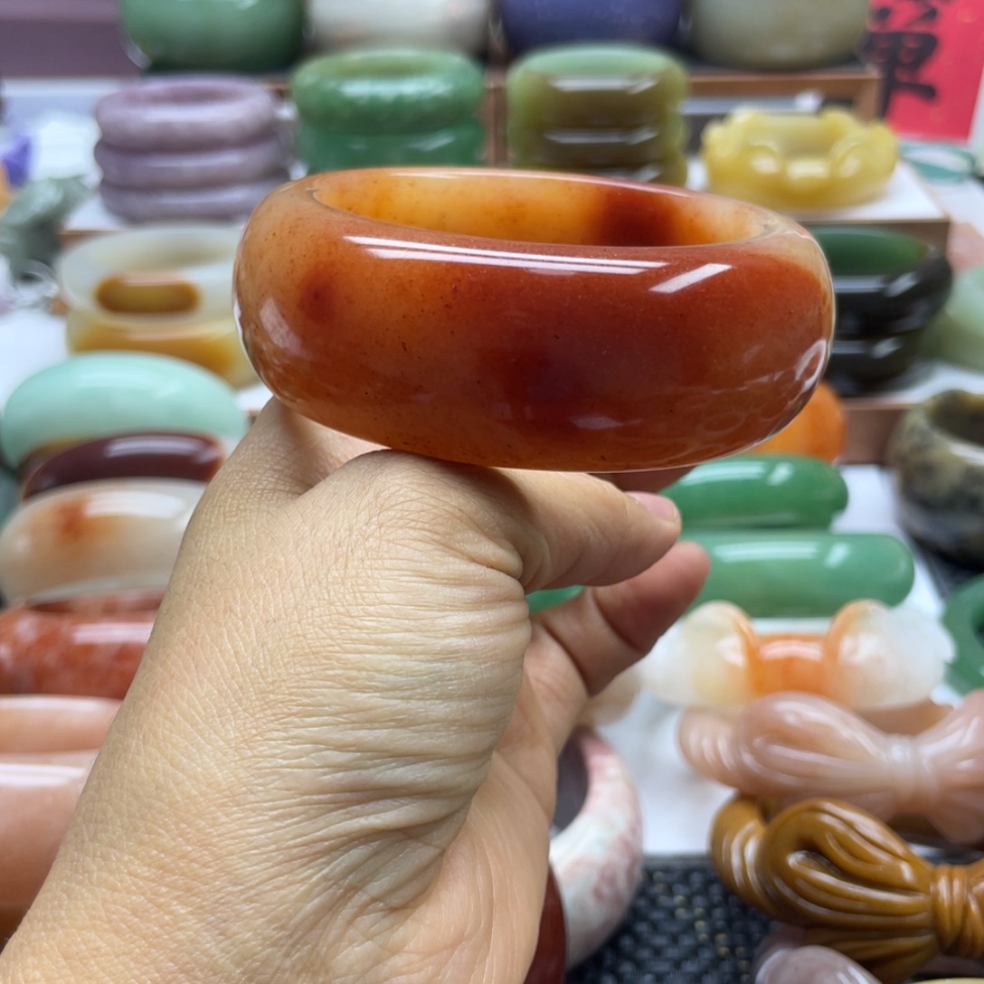 玉****石英岩玉未镶嵌手镯