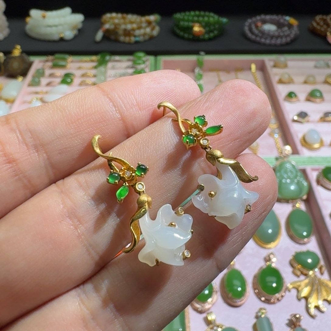 和田玉耳钉18K金镶嵌?*桃白玉铃兰花耳钉