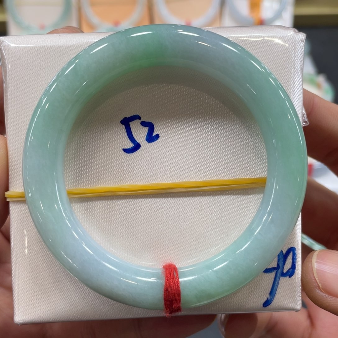 翡翠手镯未镶嵌翡翠手镯