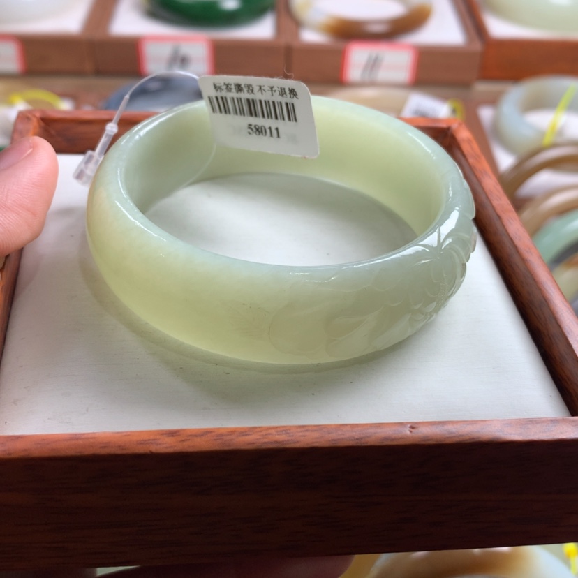 【闪购商品】和田玉手镯未镶嵌55