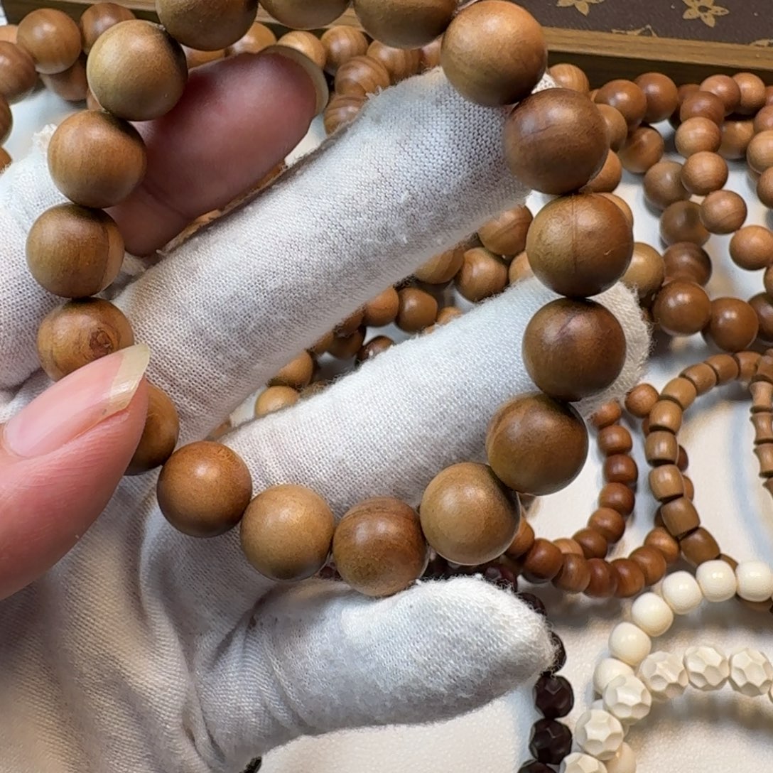 Y***无事牌檀香木1.2.17颗顺纹不沉水微瑕