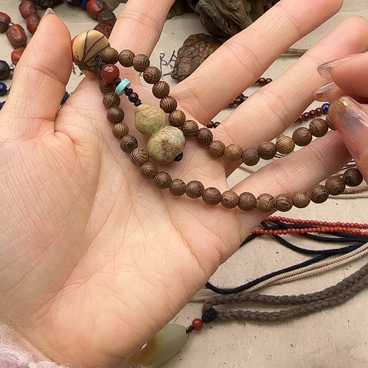 行***者蛇纹石玉未镶嵌颈饰