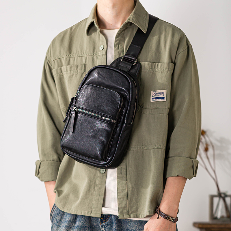 后步2025男士真皮胸包软牛皮斜挎包男大容量通勤休闲运动潮流背包