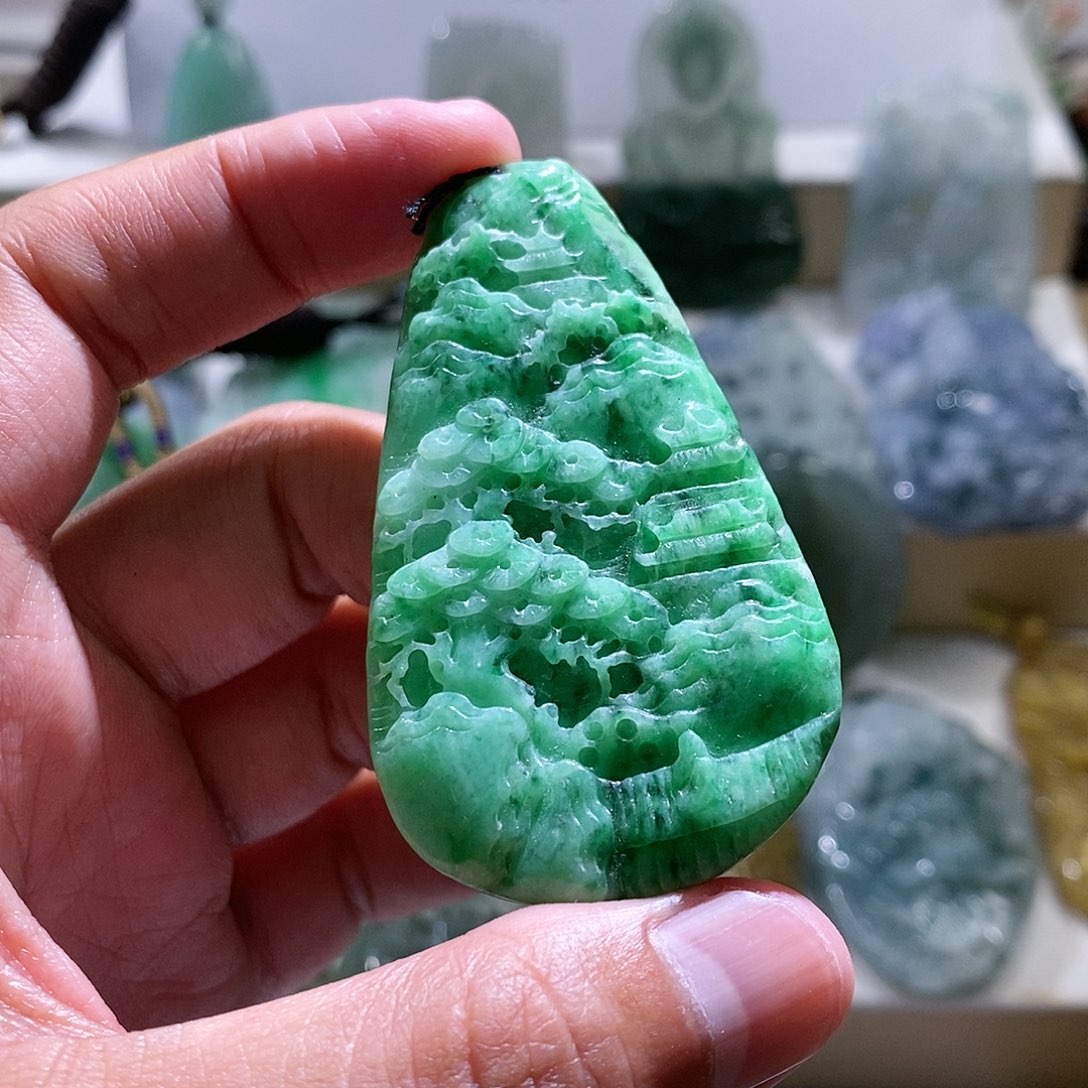 【闪购商品】翡翠颈饰未镶嵌山水