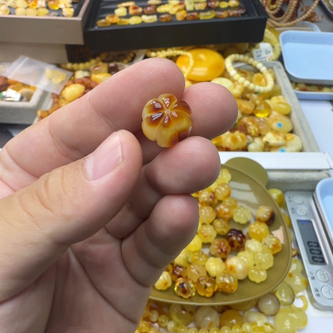 琥珀未镶嵌裸石1.46克有瑕14×12