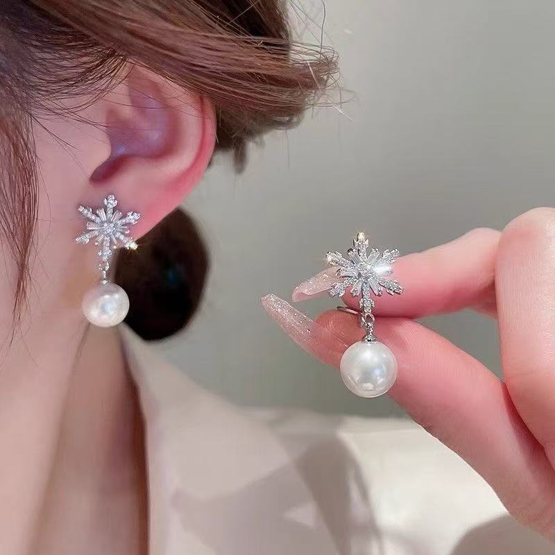 合金耳饰 2 氛围感闪钻雪花耳环名媛气质时尚高级感珠珠耳钉小众