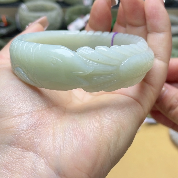 和田玉手镯62圈口。编号92未镶嵌