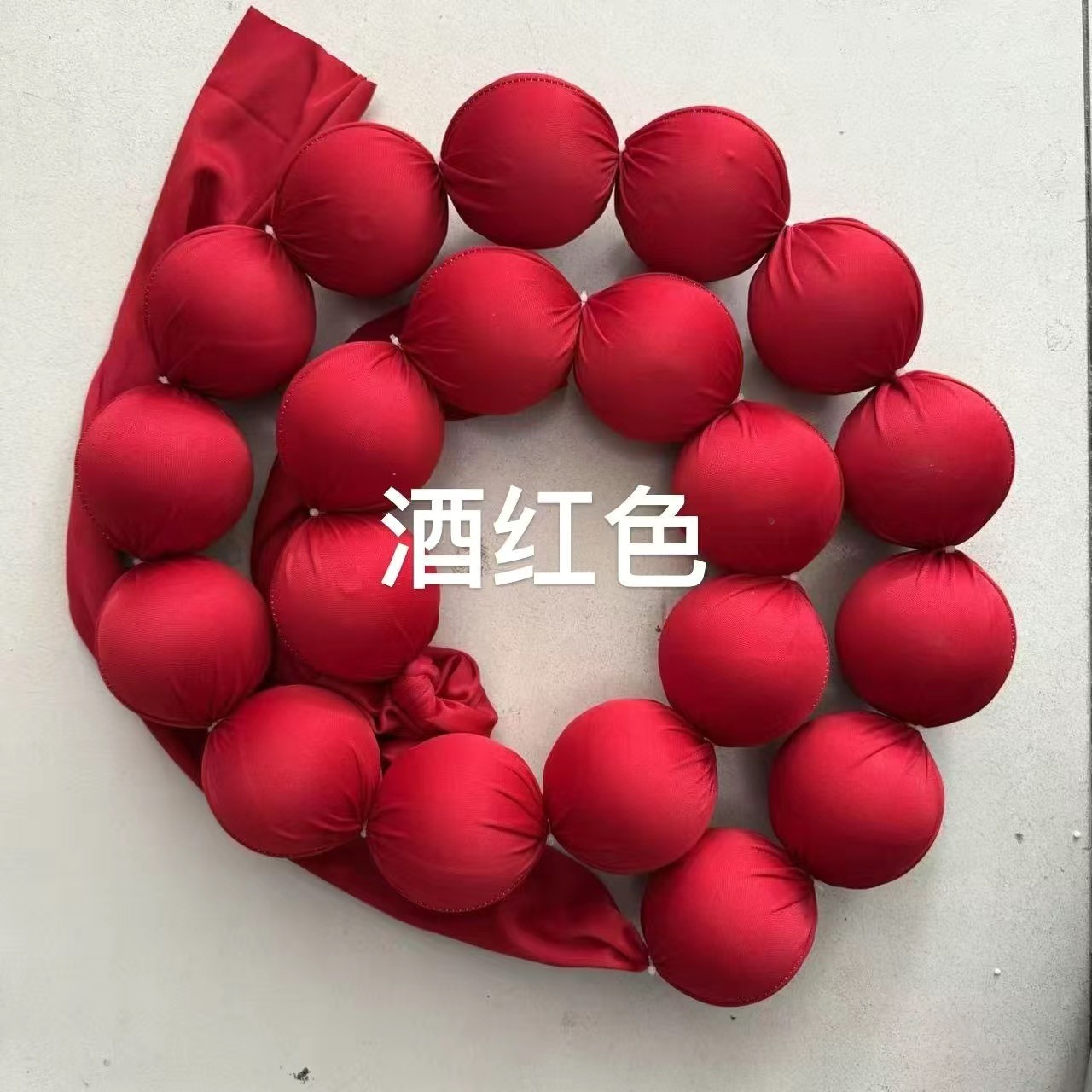 圣诞节新年店铺门头氛围装饰红色泡沫球串婚庆长条圆布球橱窗挂饰