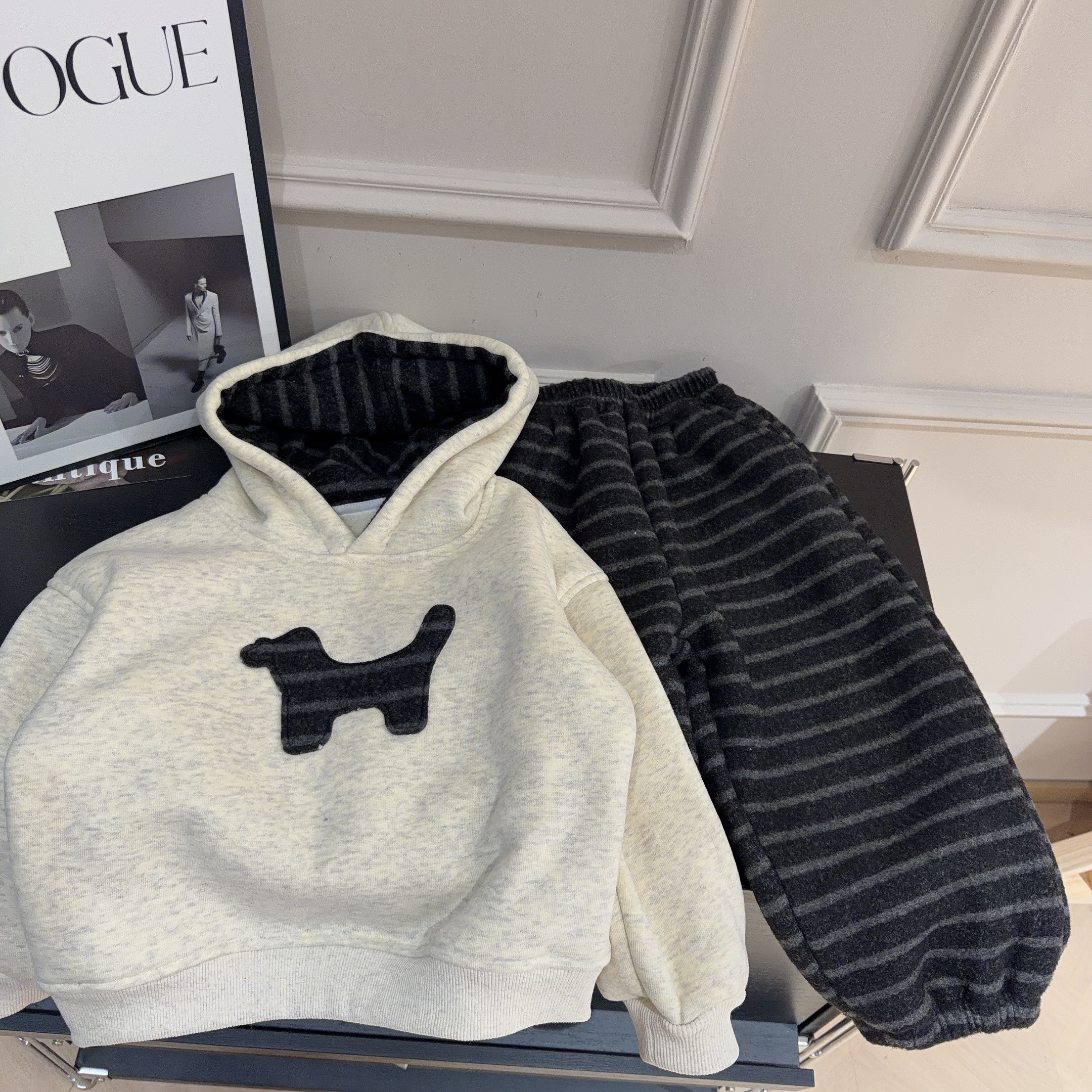 【两个小盆友】2025冬儿童韩版宽松条纹拼色连帽百搭加绒套装886683