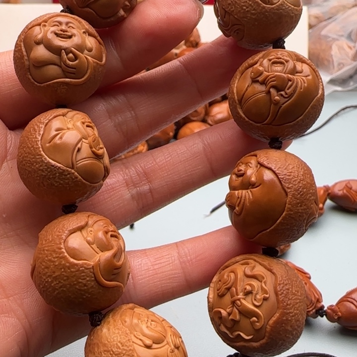 橄榄核手串勇雕刻工艺