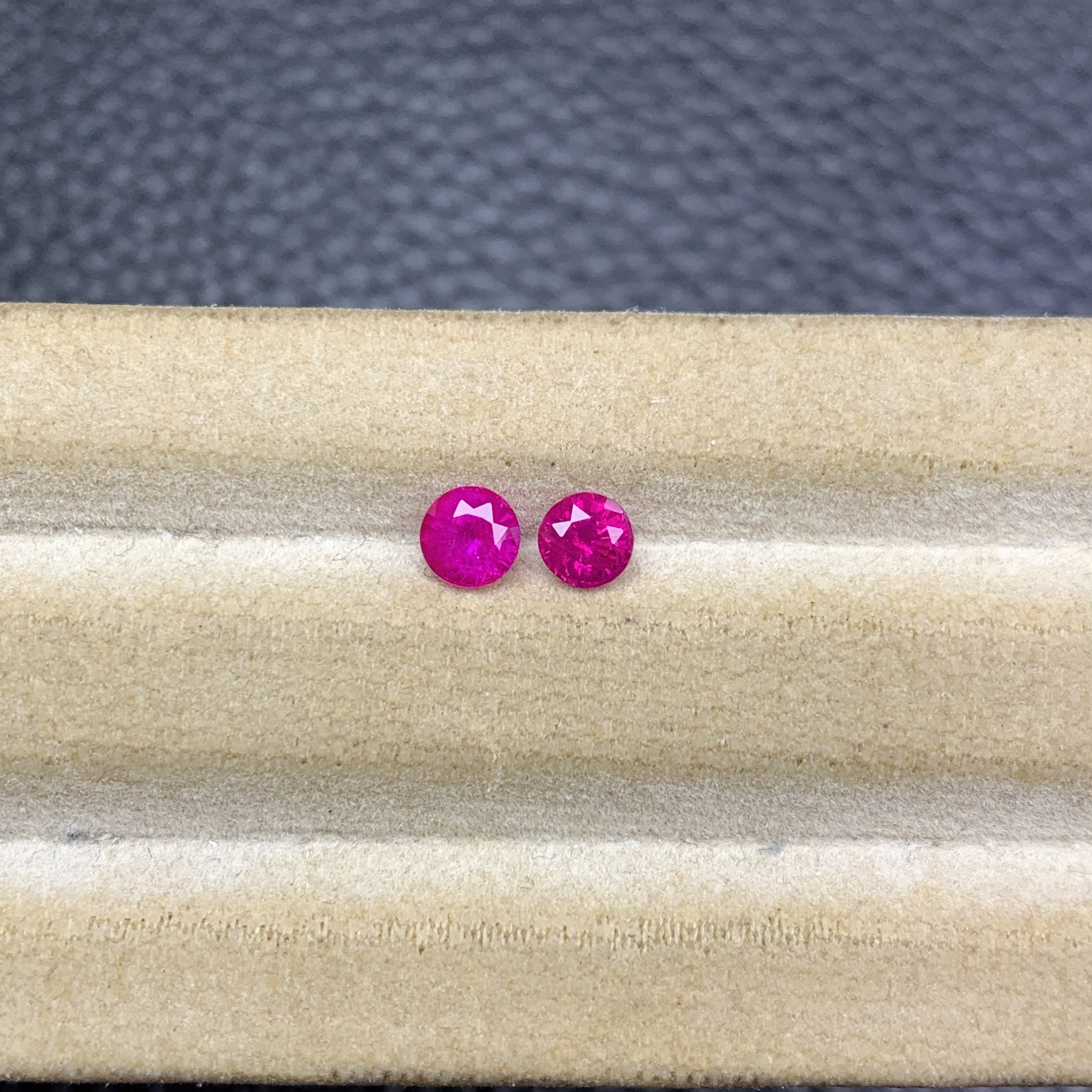 天然圆形缅甸红宝石裸石0.84克拉4.3*4.3mm一对 强荧光 高品质