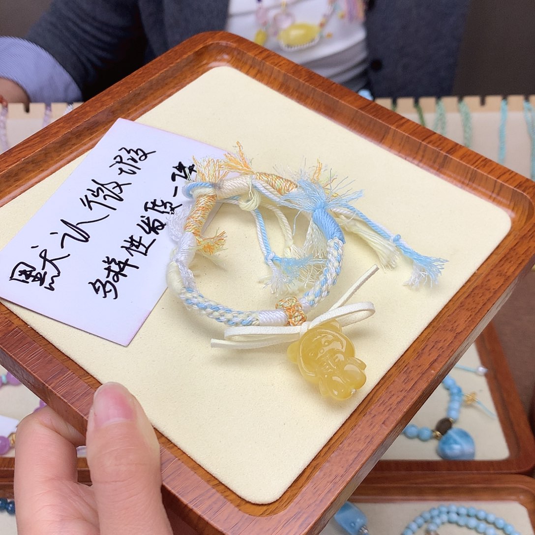 琥珀吊坠(不含链)未镶嵌摇****?