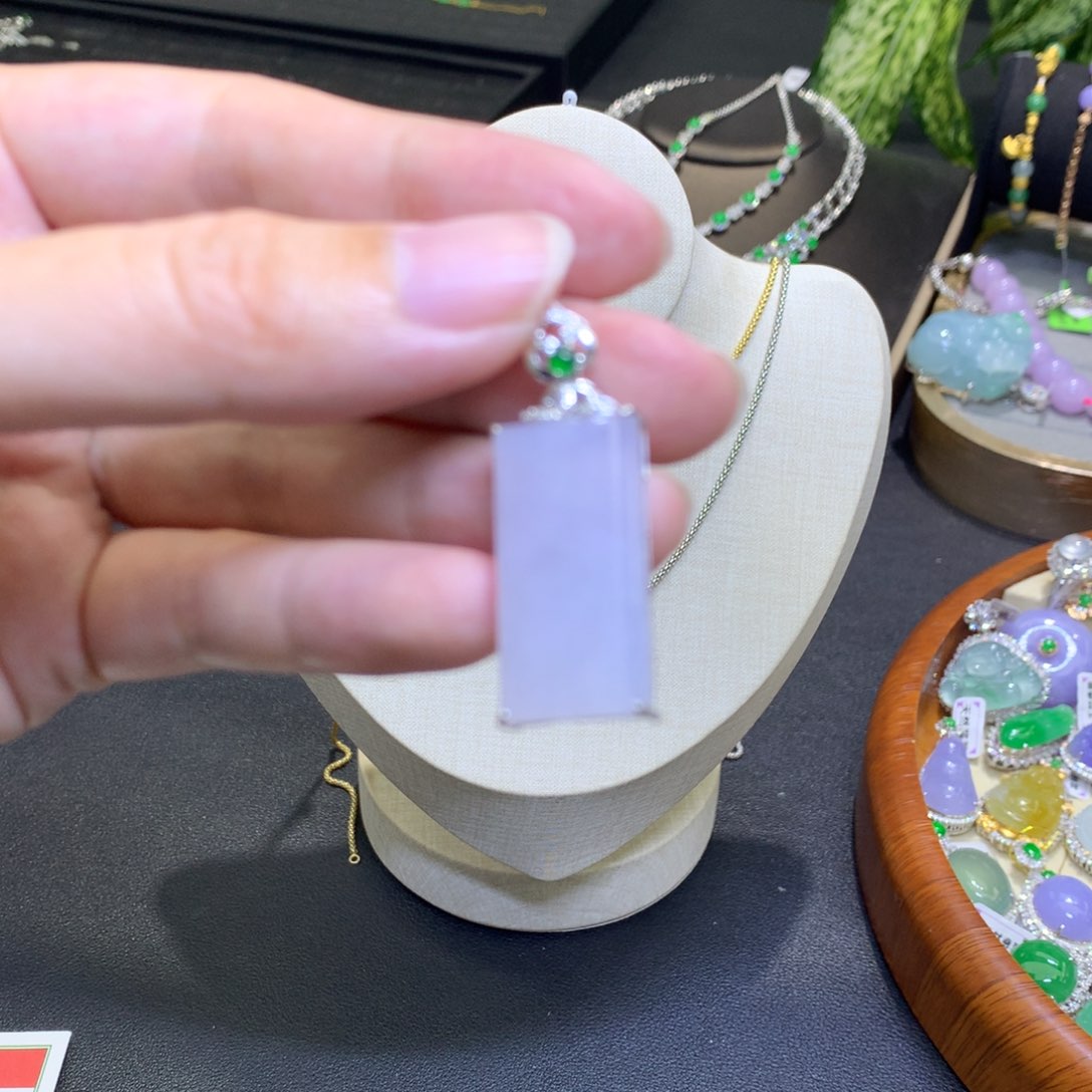 颈饰18K金镶嵌翡翠