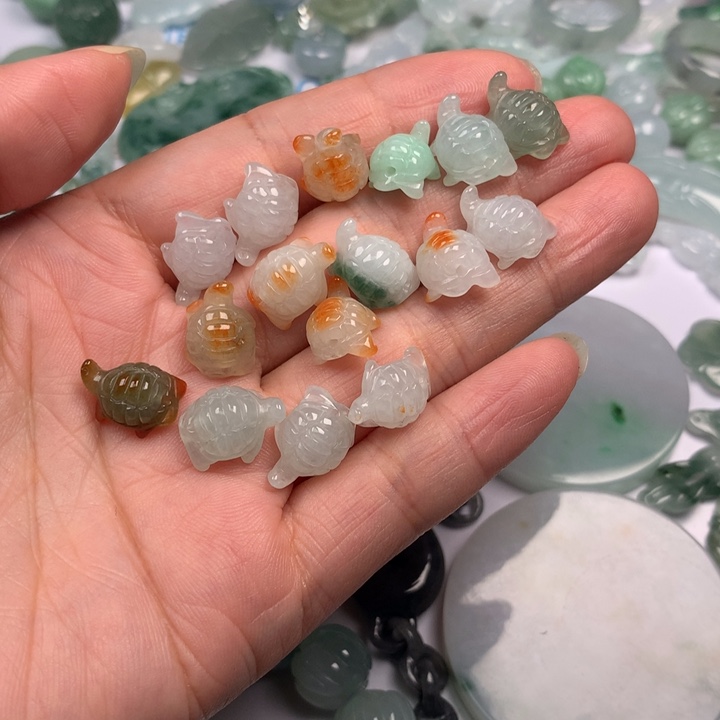 盘***下翡翠未镶嵌颈饰翡翠