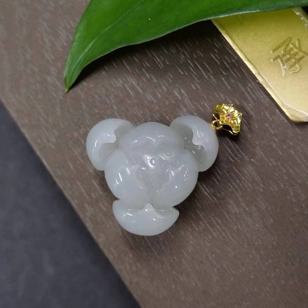 菲菲珠宝好*23042-18K和田玉荷叶吊坠
