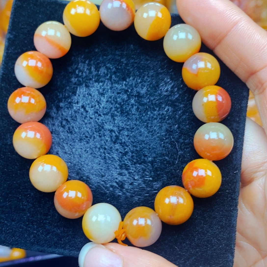 未镶嵌石英质玉（黄龙玉）颈饰