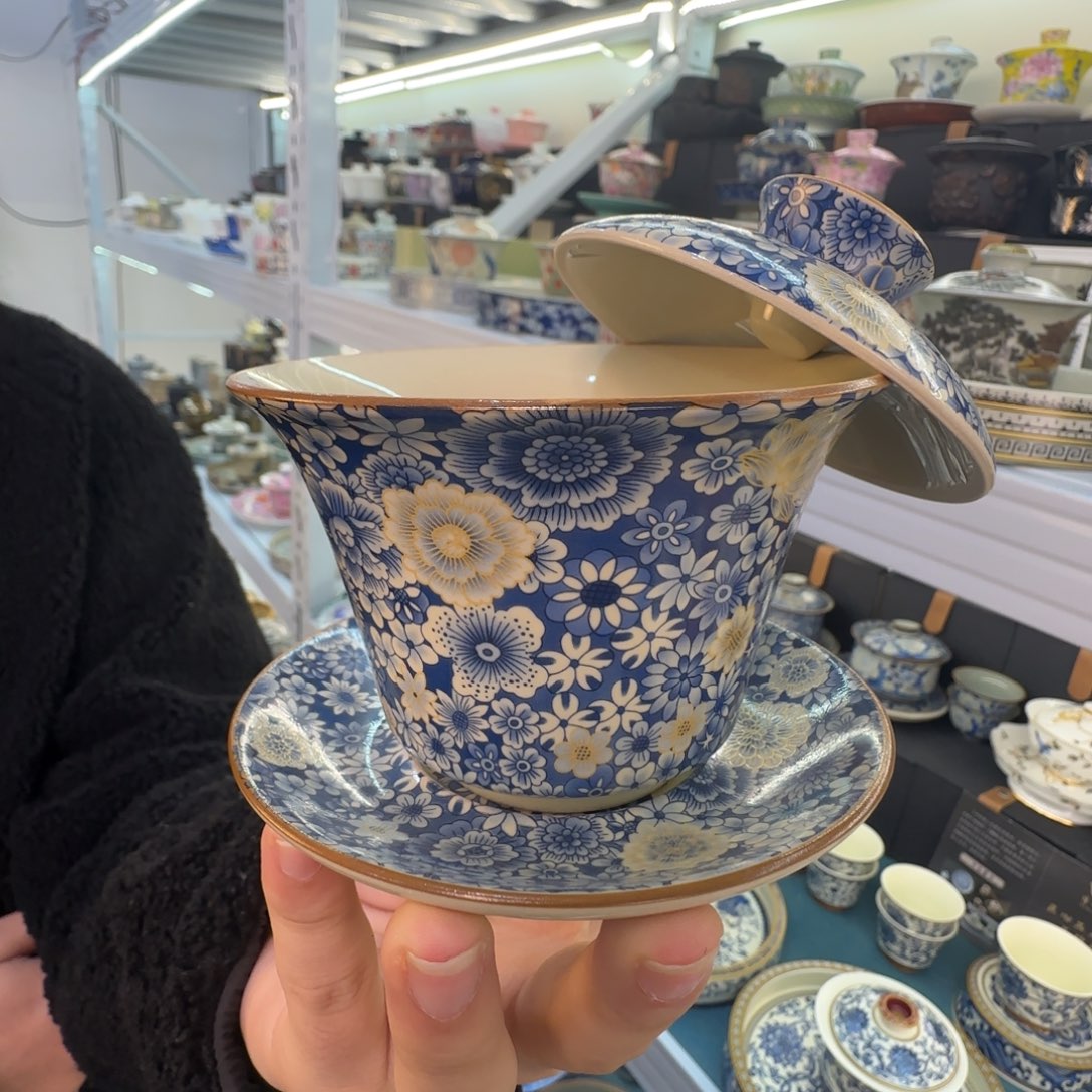 这些盖碗很漂亮我很喜欢！！