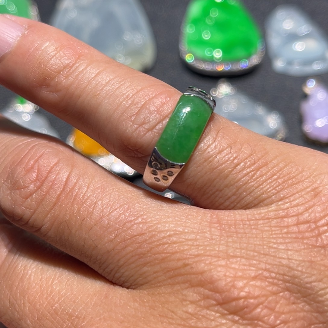 翡翠18K金镶嵌颈饰缅甸翡翠