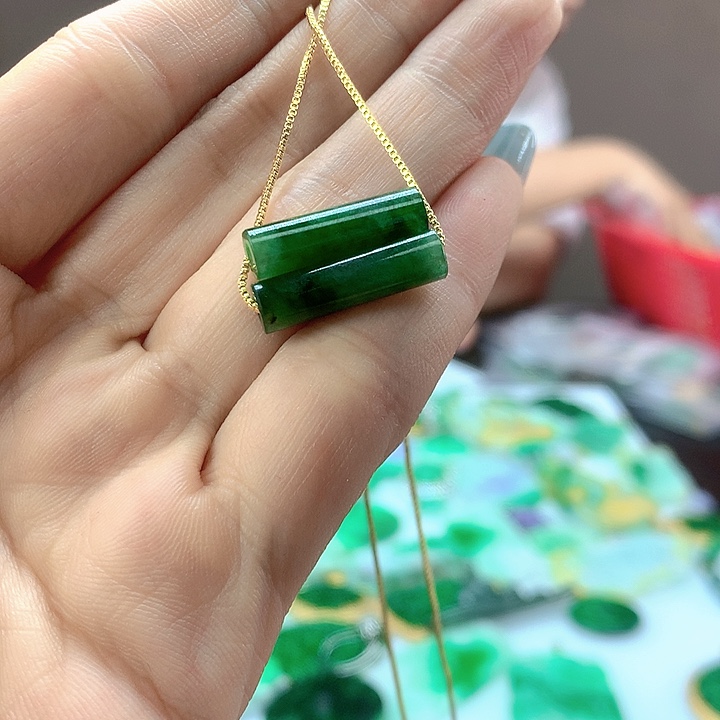 翡翠未镶嵌颈饰多样发其一