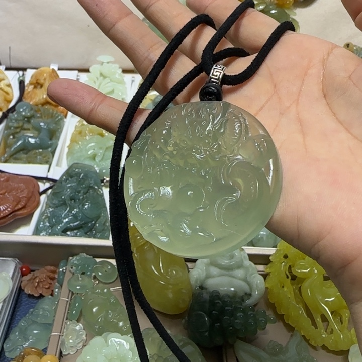 蛇纹石玉吊坠未镶嵌虚**愚