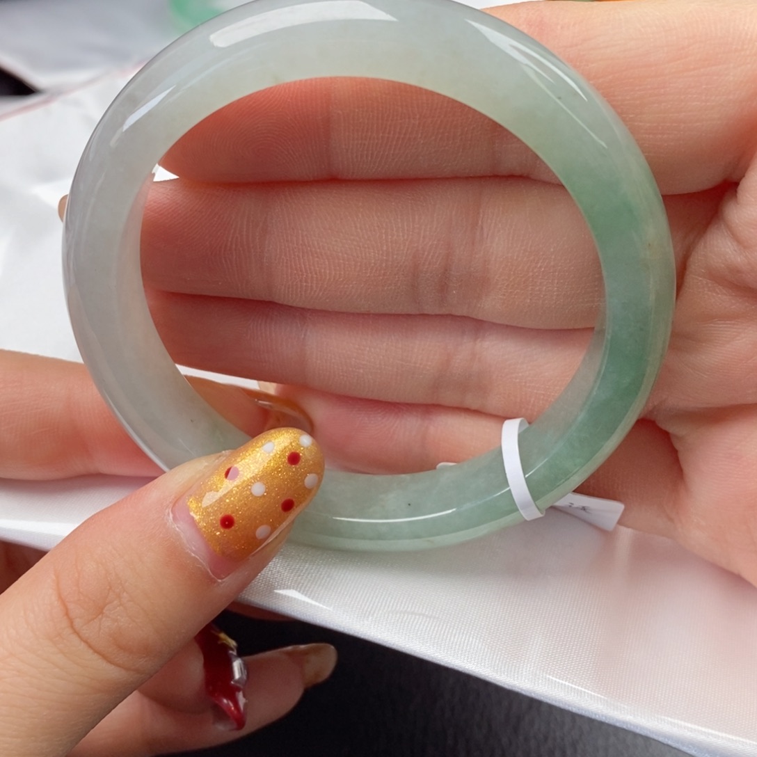 翡翠手镯未镶嵌56圈口