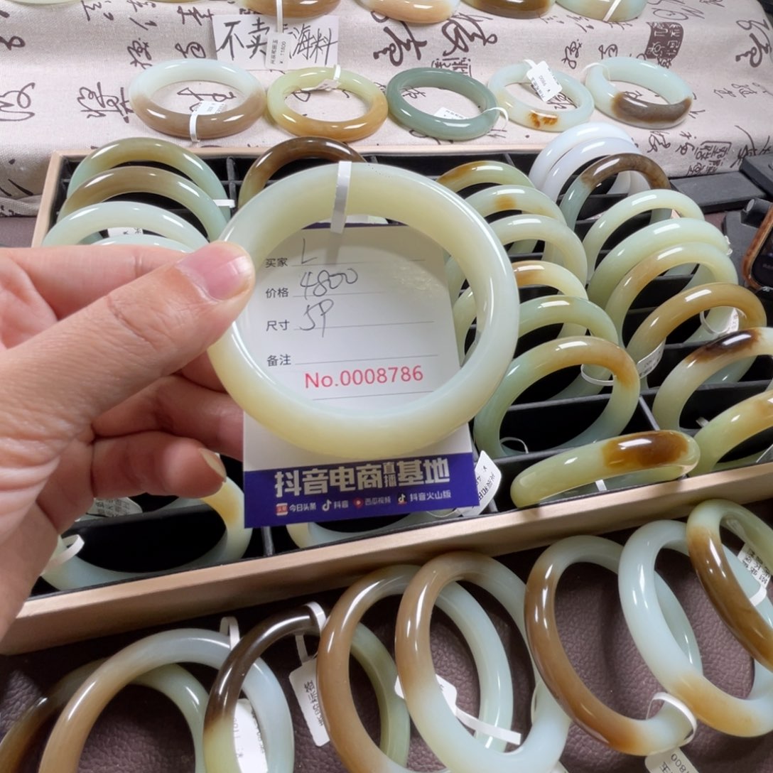 L****和田玉未镶嵌手镯