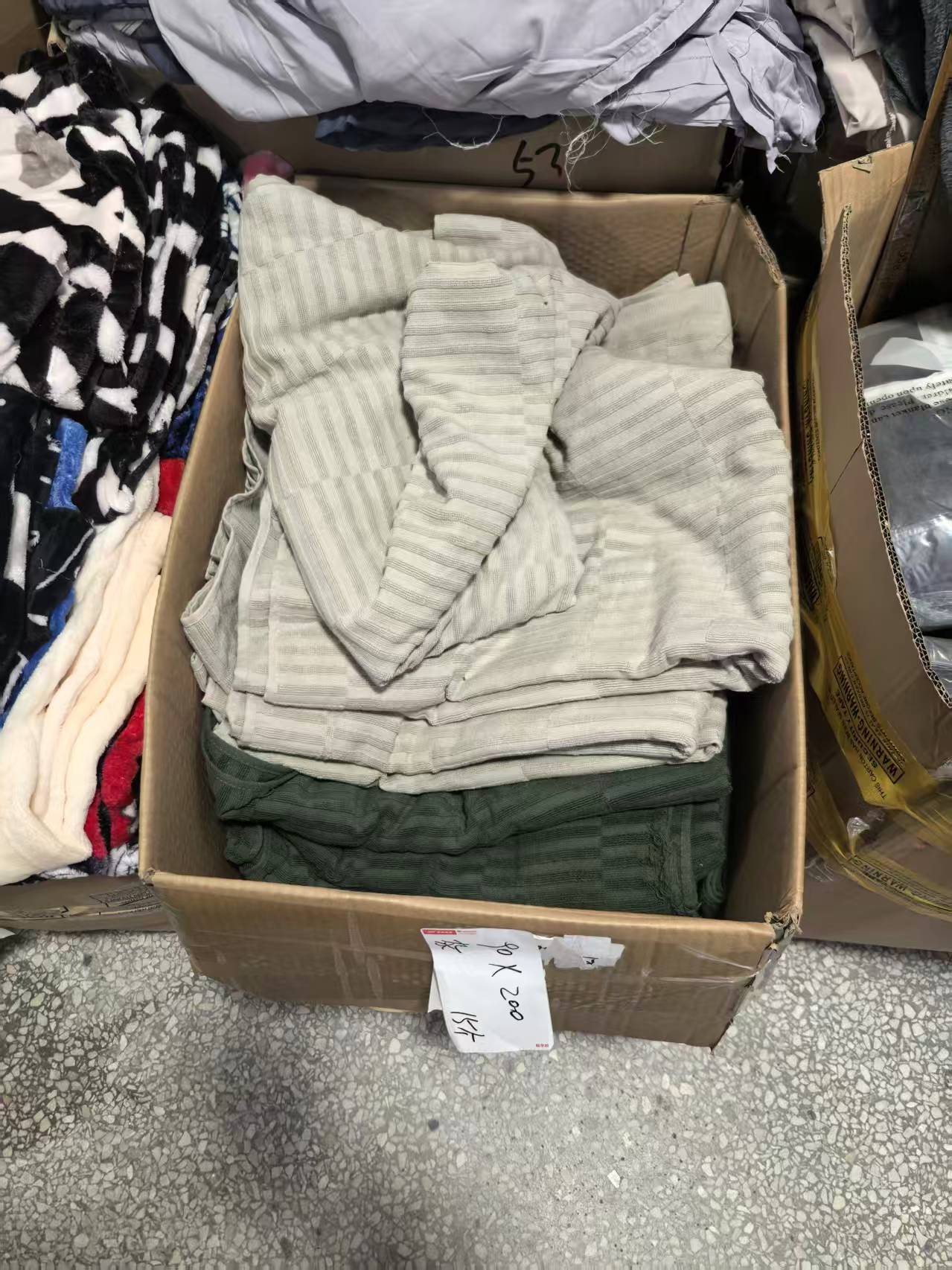 《厚广家》3楼90×200杂款全棉纯色条纹浴巾 发1张800g微瑕疵不挑色