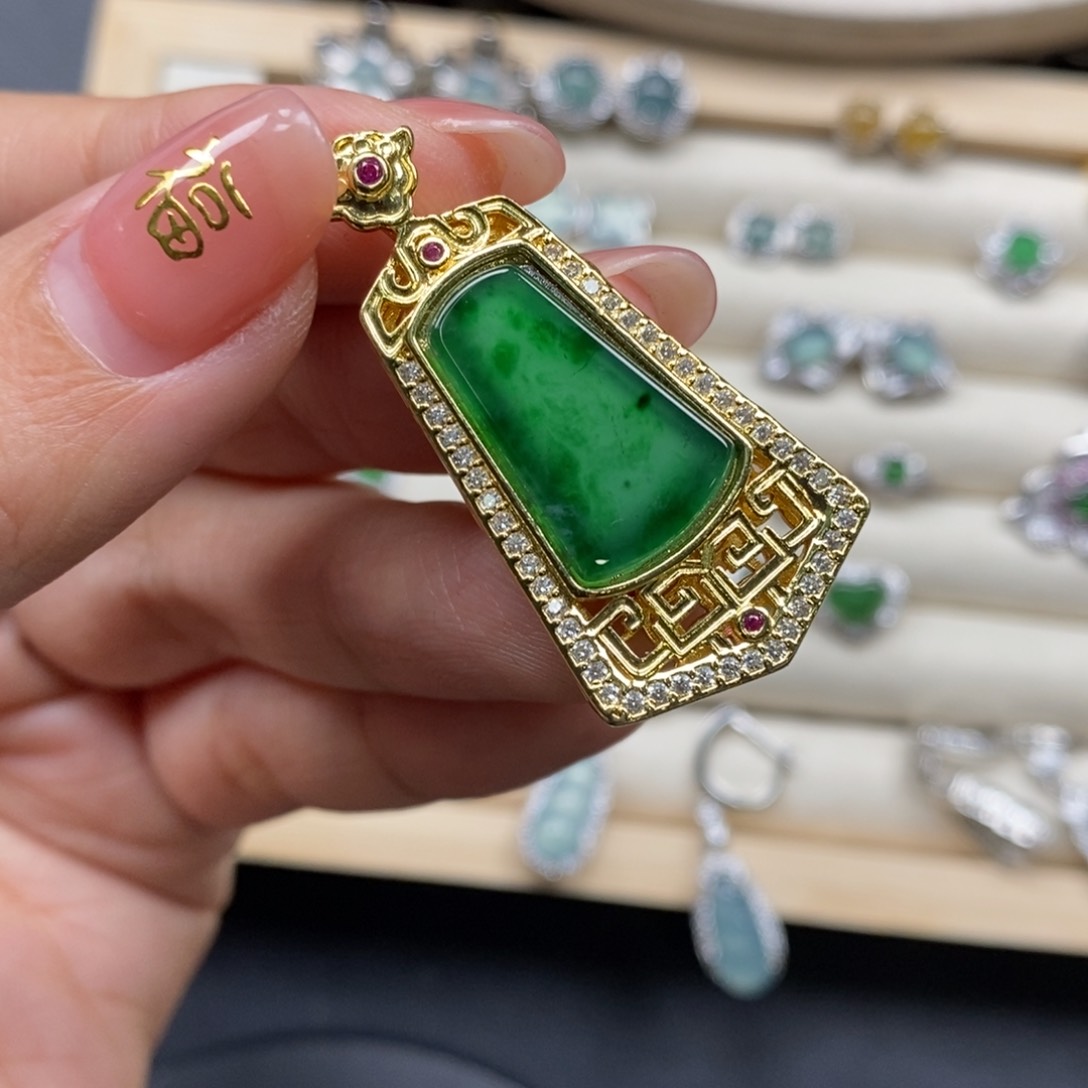 翡翠颈饰未镶嵌翡翠