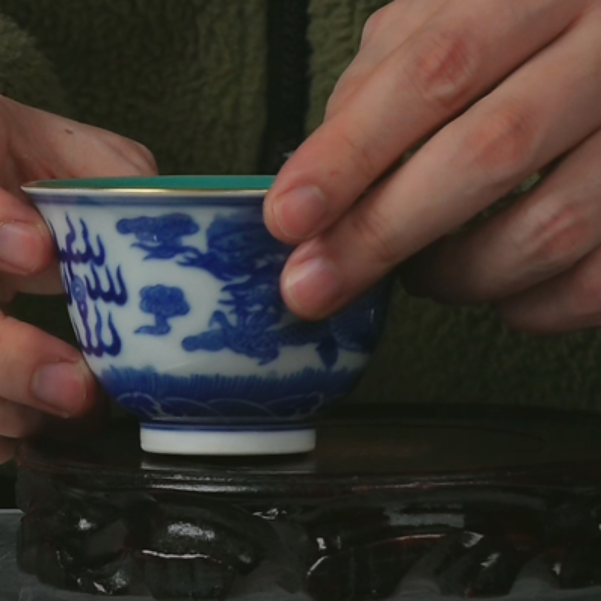 M内松石绿釉外青花海水龙纹杯