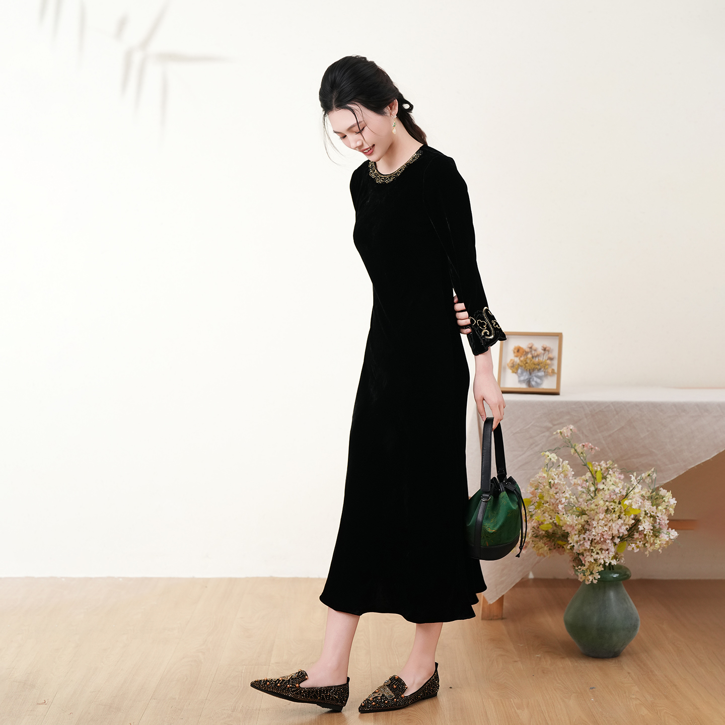 布符新中式「漆黑真丝丝绒珠绣斜裁连衣裙」2026年春季新品女NCCLY1