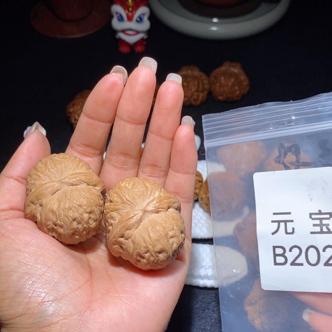 文玩核桃吊坠嘎**呢元宝