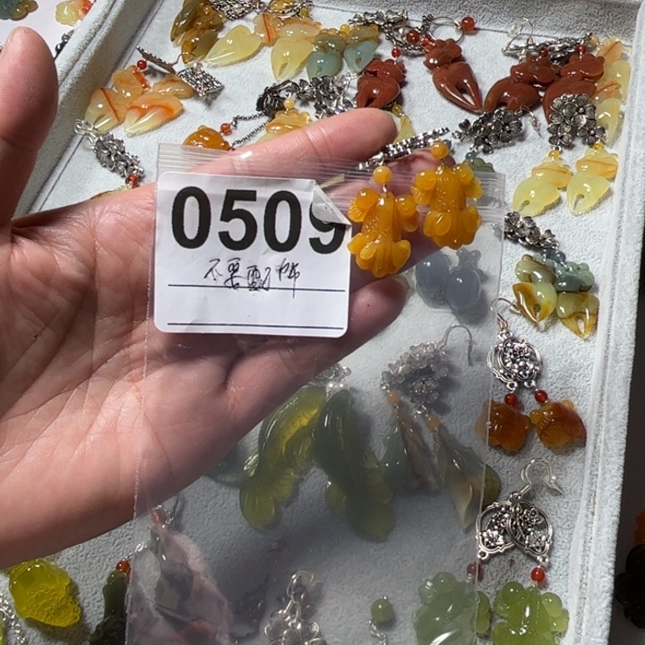 V***a蛇纹石玉未镶嵌耳饰