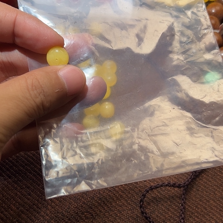 琥珀裸石未镶嵌好的