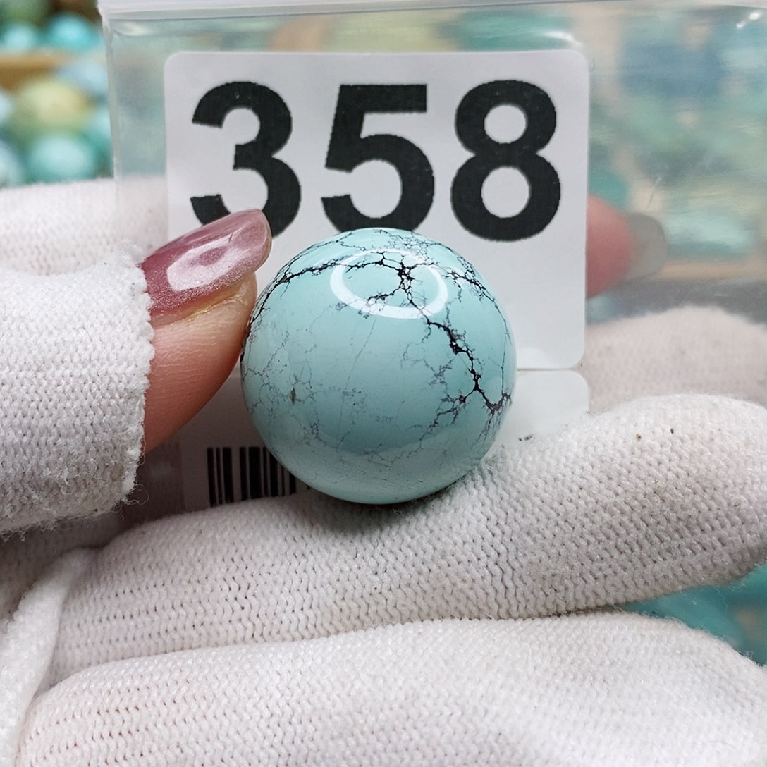 绿松石颈饰未镶嵌皆***?