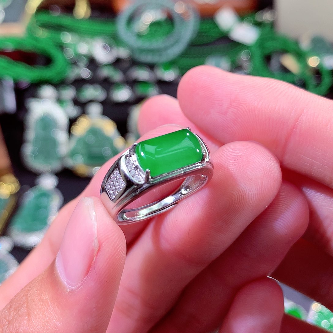 翡翠颈饰未镶嵌戒指