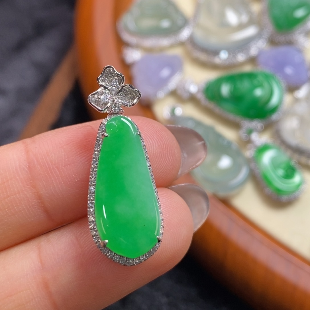 翡翠吊坠(赠链)18K金镶嵌