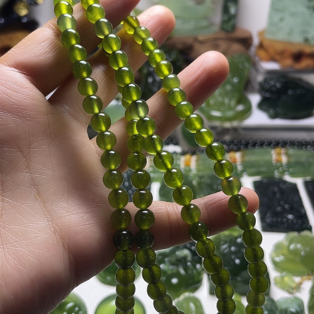 蛇纹石玉未镶嵌颈饰