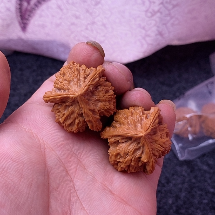 【闪购商品】文玩核桃吊坠35三棱带虫眼