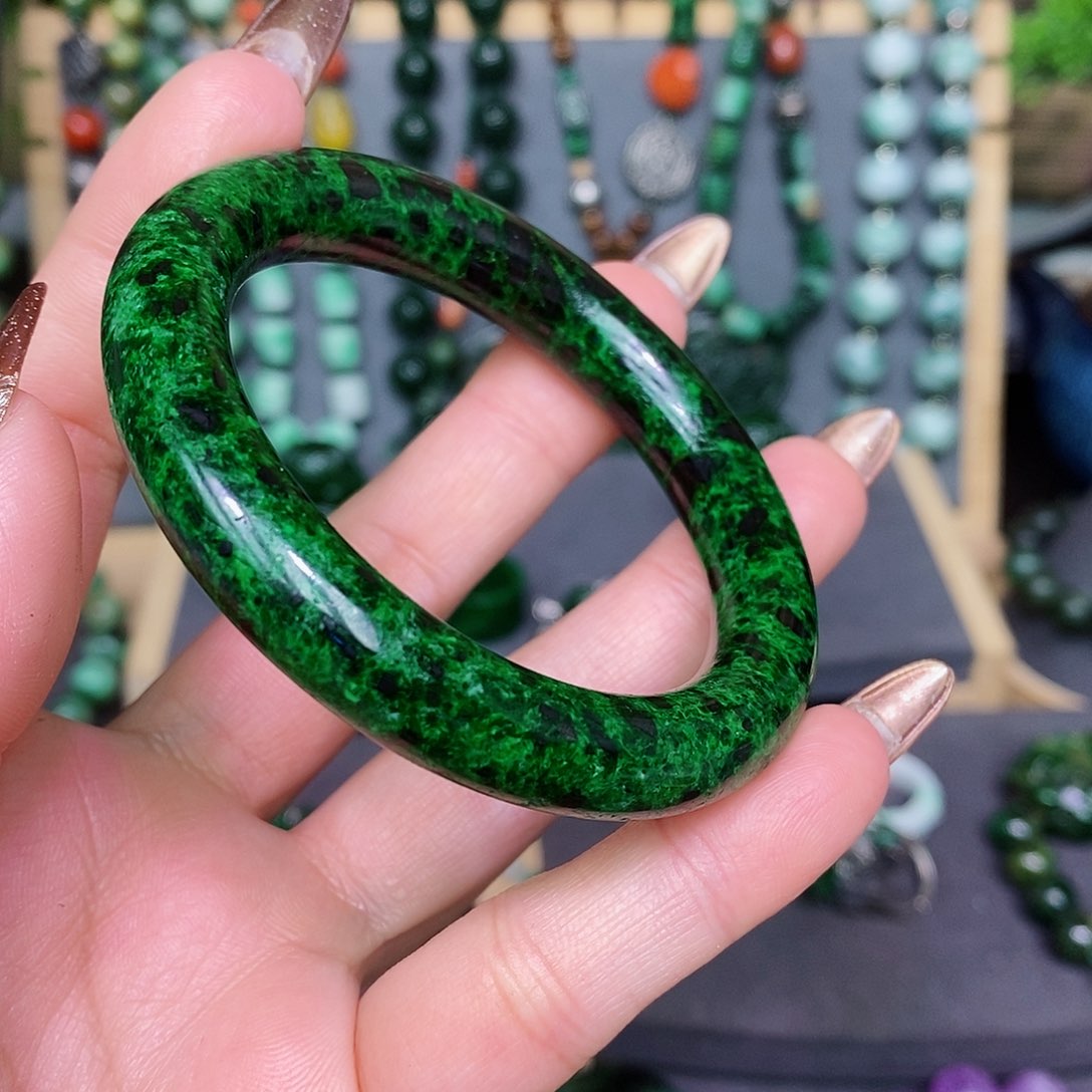 翡翠手镯未镶嵌漂亮美眉