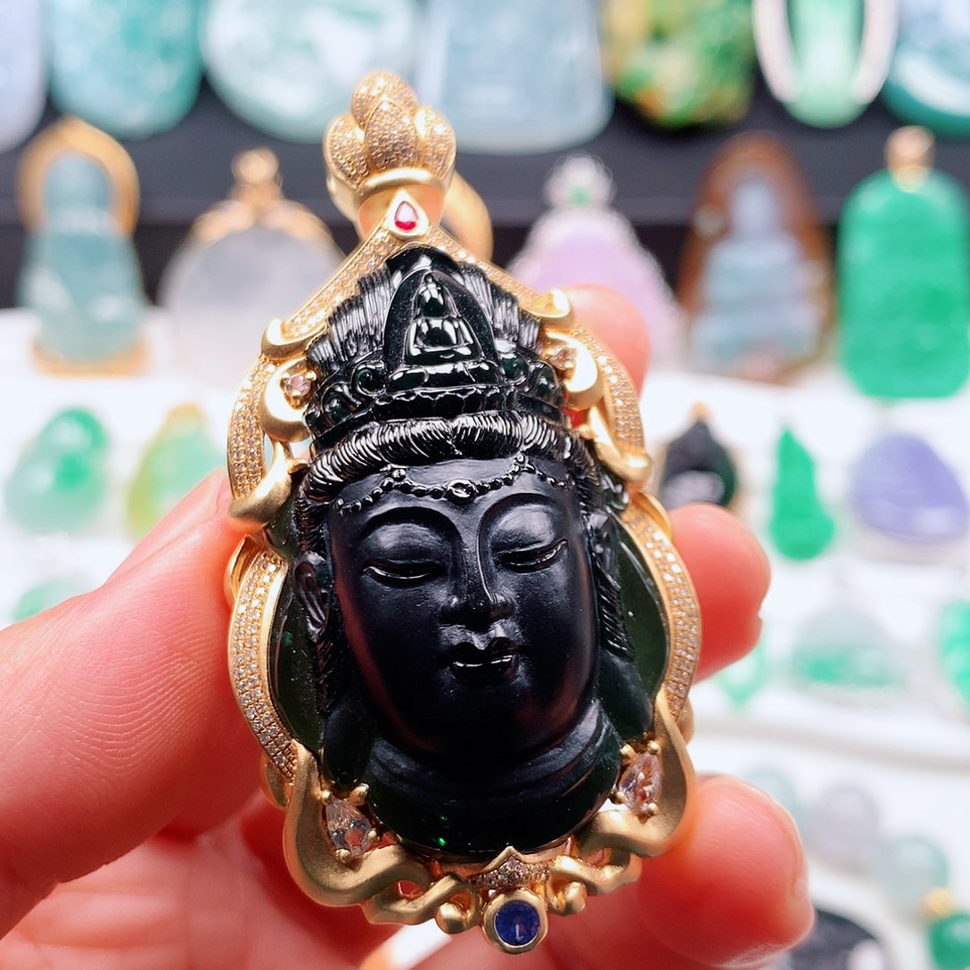 翡翠颈饰未镶嵌出人头地