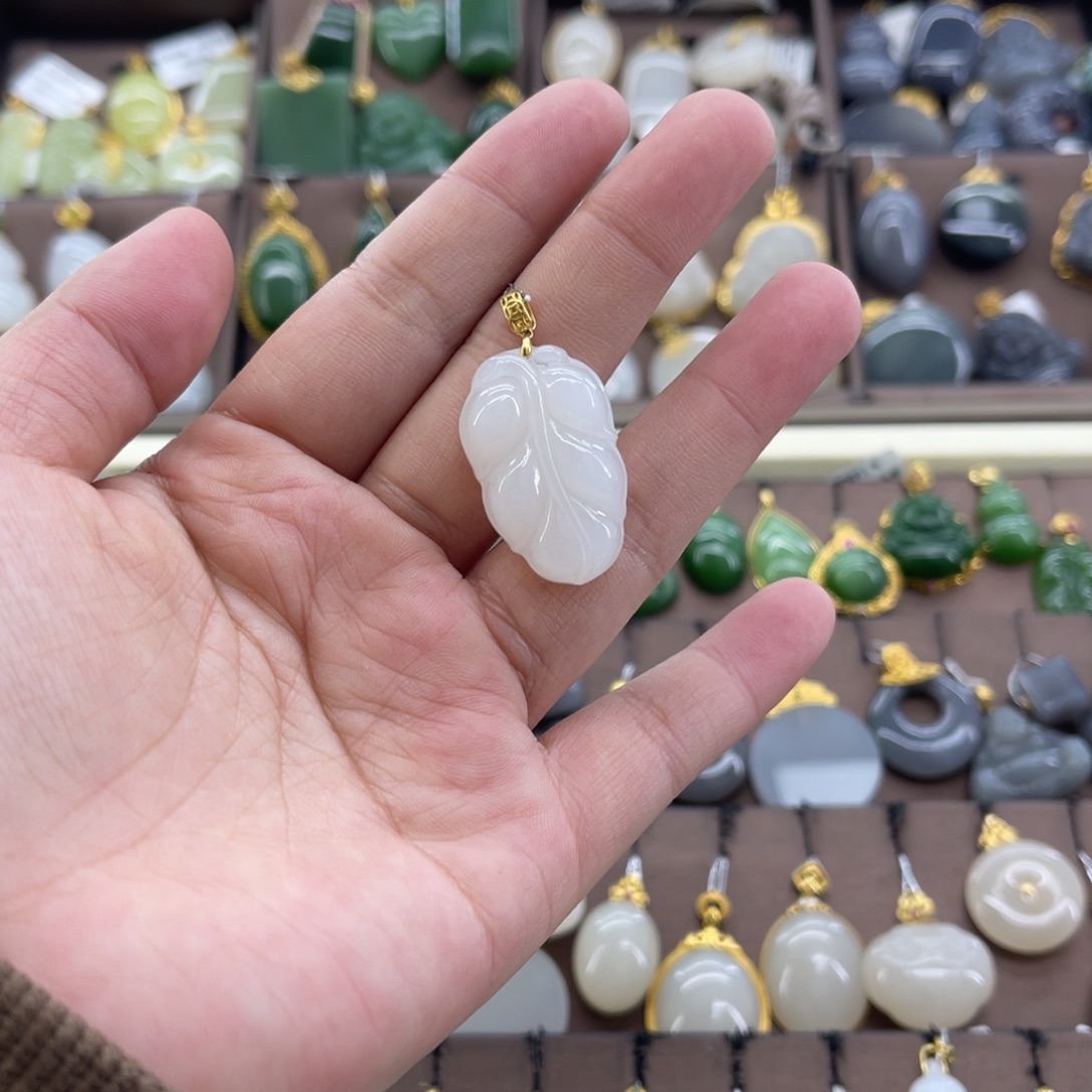 和田玉18K金镶嵌吊坠(赠链)