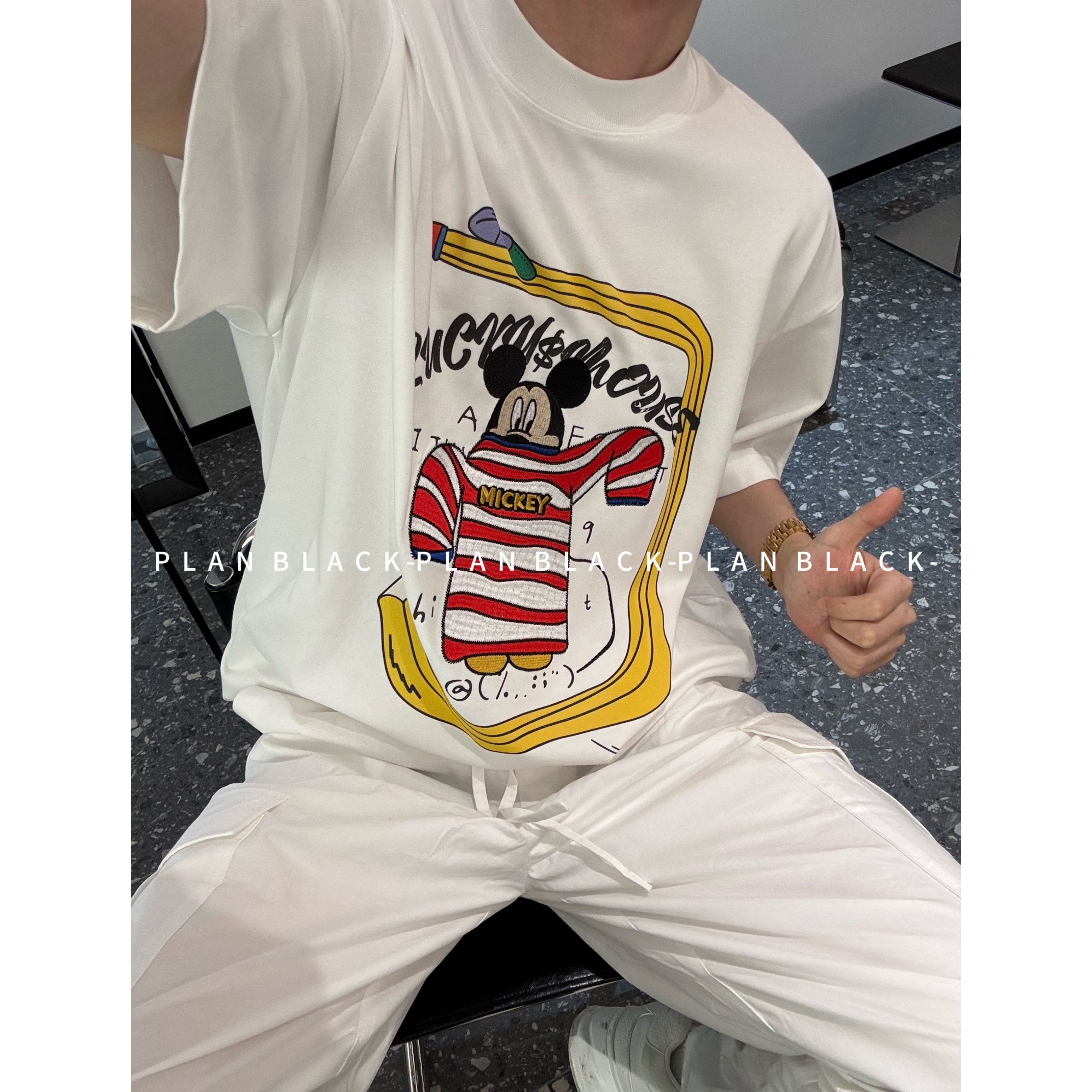 RICH陈发财【铅笔Mickey】藏在衣服里！刺绣情侣小领口男T恤6944