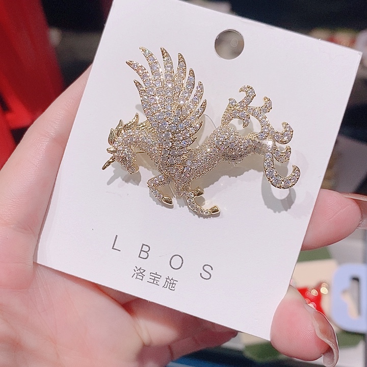 锆石铜合金小飞马胸针