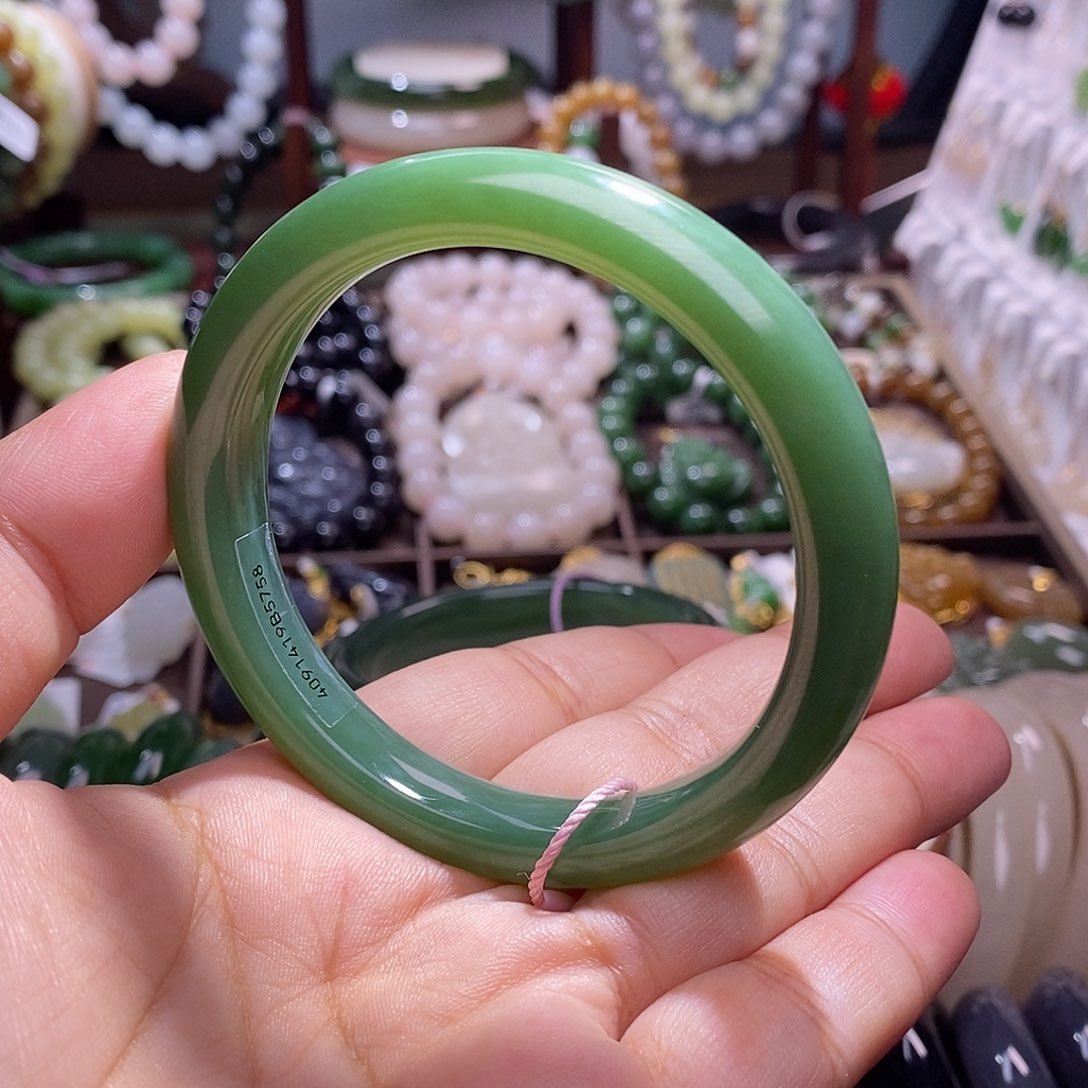 和田玉未镶嵌毕业级碧玉俄料高冰辣绿猫眼手镯57