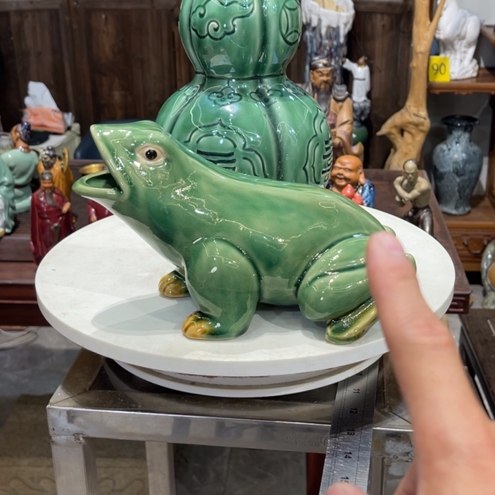 石湾公仔衬托盆景漂亮